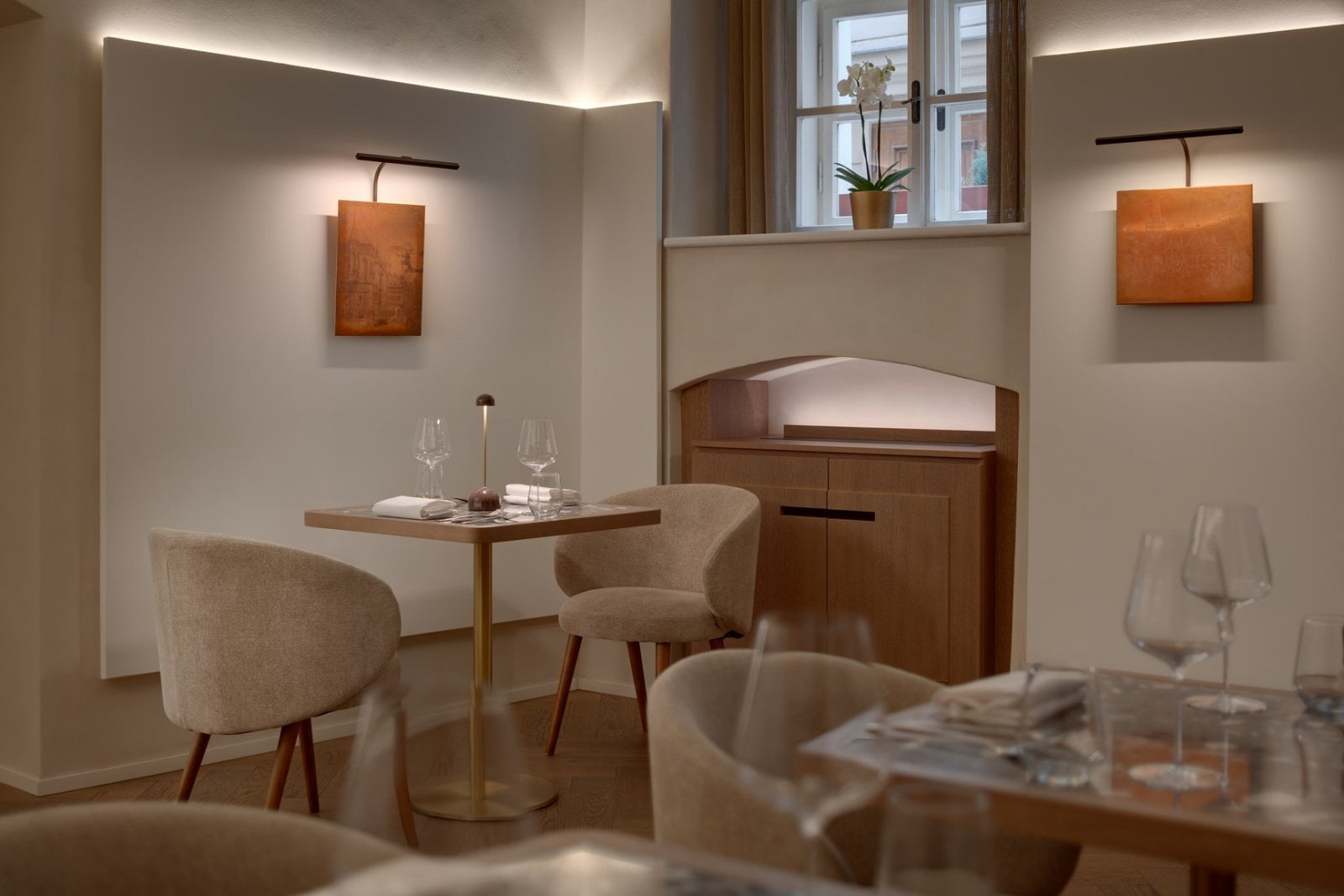 Interiér pražské restaurace Parzival