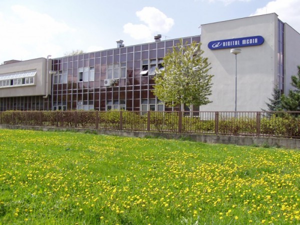 Československo se stalo první zemí tehdejšího východního bloku, která začala masově vyrábět kompaktní disky. Tehdejší Gramofonové závody získaly patentová práva k výrobě kompaktních disků od společnosti Philips už v roce 1984. V květnu 1985 bylo usnesením vlády ČSSR č. 44/85 rozhodnuto o výstavbě zařízení pro výrobu CD a jejich přehrávačů Audio CD a CD-ROM. V červenci 1989 je v Loděnicích u Berouna zahájena sériová výroba kompaktních disků. Do konce roku je vyrobeno přes milion desek, z nichž podstatná část je určena na export.
S nástupem CD došlo i k inovaci výroby gramodesek. Tehdejší ministerstvo kultury poskytlo loděnickému podniku devizový úver na nákup zařízení na tzv. Direct Metal
Mastering, které umožnilo přímé rytí záznamu do matric.