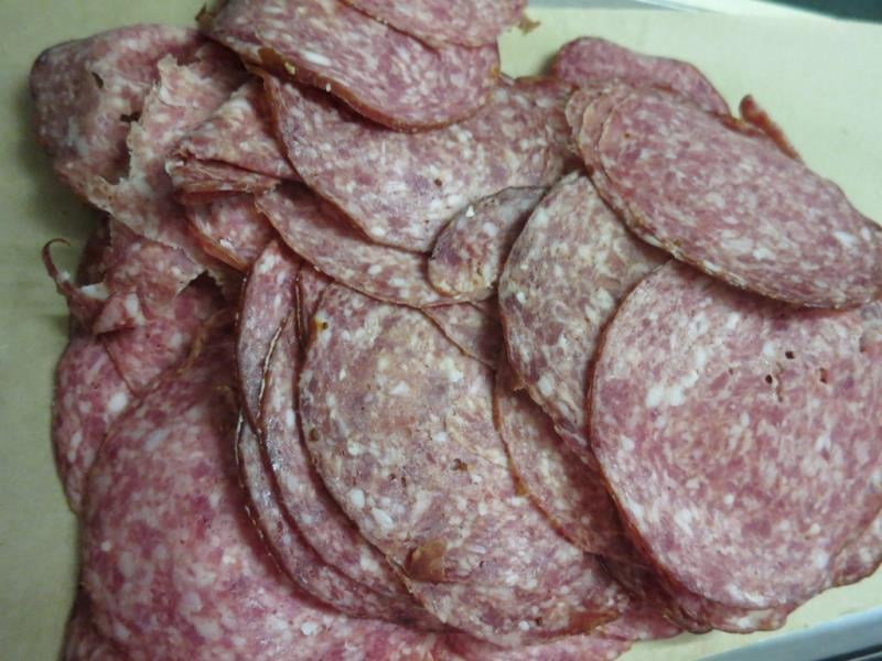 Masné výrobky jsou absolutně nejpočetnější skupina Na pranýři. 50 výrobků ohodnotila inspekce coby nejakostní, falšovaných bylo 39 a celých 101 masných výrobků spadlo do kategorie nebezpečných potravin. Plísně, oslizlý a lepkavý povrch, zápach po kažení, to vše je k mání v našich obchodech.
