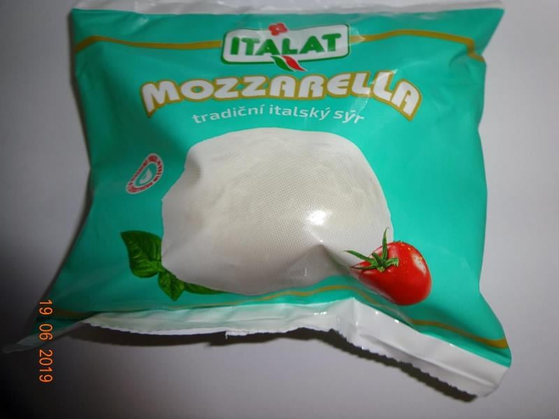 Falšované potraviny - Mozzarella. Hmotnost pevného podílu - sýru byla nižší, než bylo uvedeno na obale.
