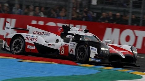 Náhledový obrázek - Toyota si splnila sen. Její hybrid ovládl Le Mans