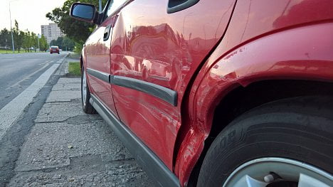 Škoda na zaparkovaném autě: Co dělat, když ji způsobíte vy a co dělat, když poškodí vaše auto