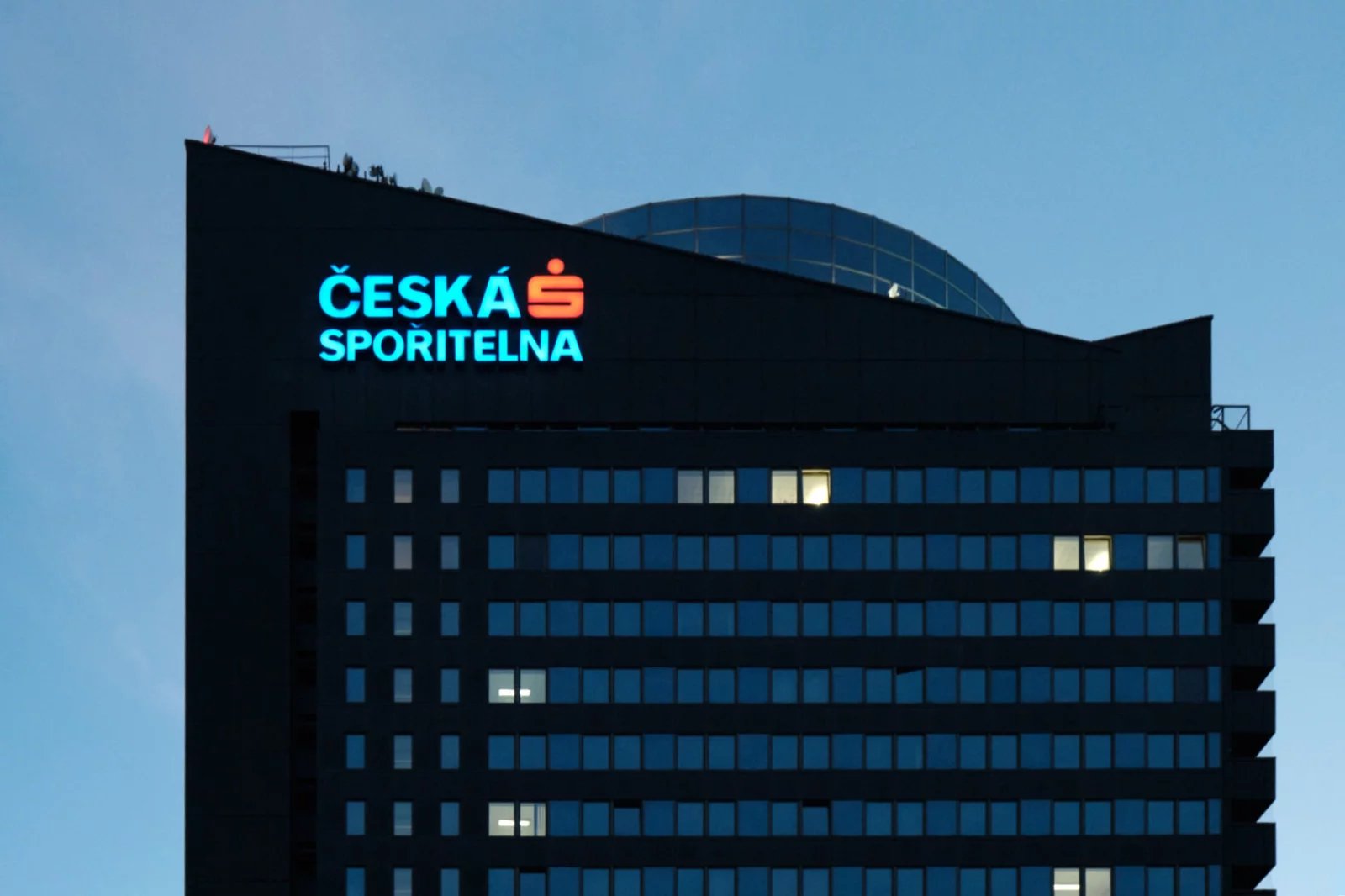 5. místo: Česká spořitelna - 3 440 739 441 korun.