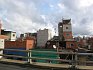 Slum u dálnice cestou z letiště do centra Buenos Aires.