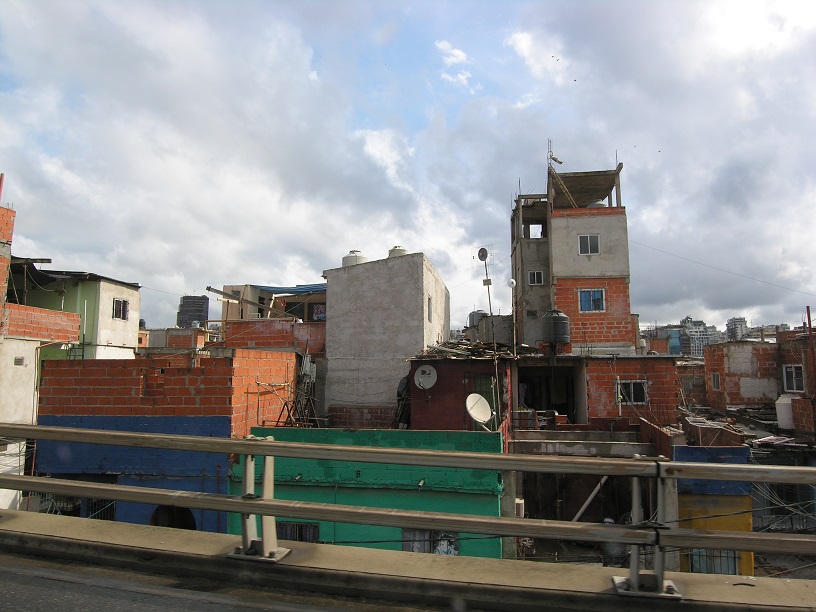 Slum u dálnice cestou z letiště do centra Buenos Aires.