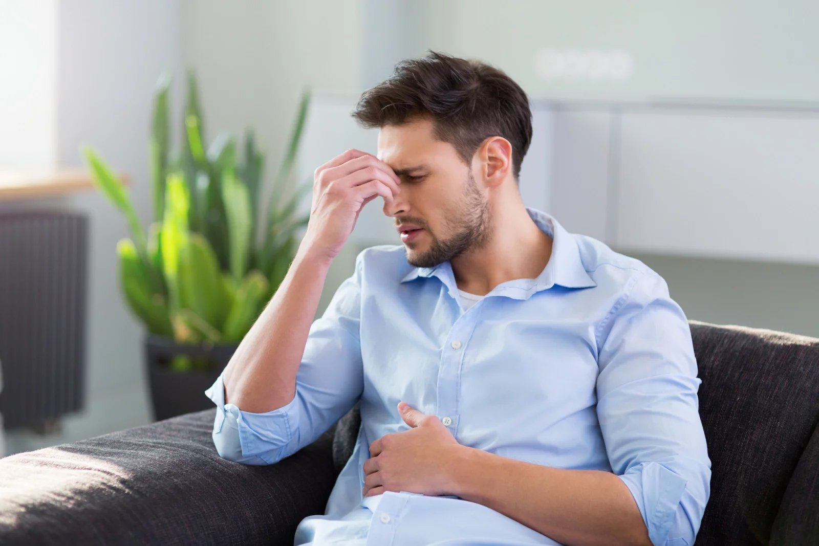 Crohnova choroba se na začátku projevuje bolestmi břicha, vyčerpáním, nepravidelnou stolicí a mírným hubnutím, což jsou symptomy, které mohou souviset i s mnoha jinými chorobami. Podrobnější vyšetření se u pacientů provádí až tehdy, když potíže nemizí.