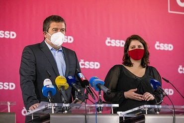 Jan Hamáček a Jana Maláčová při představování volebního programu ČSSD.