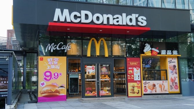 Kde jiní tápou, McDonald's boduje. Americký řetězec zažívá na čínském trhu rychlý boom, zákazníky láká nízkými cenami i nostalgií