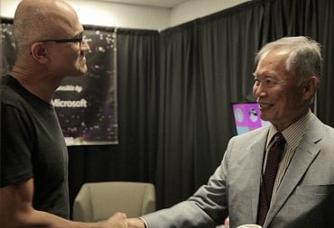 Šéf Microsoftu Satya Nadella přeje k narozeninám Georgeovi Takeovi, představiteli pana Sulu z původního Star Treku.
