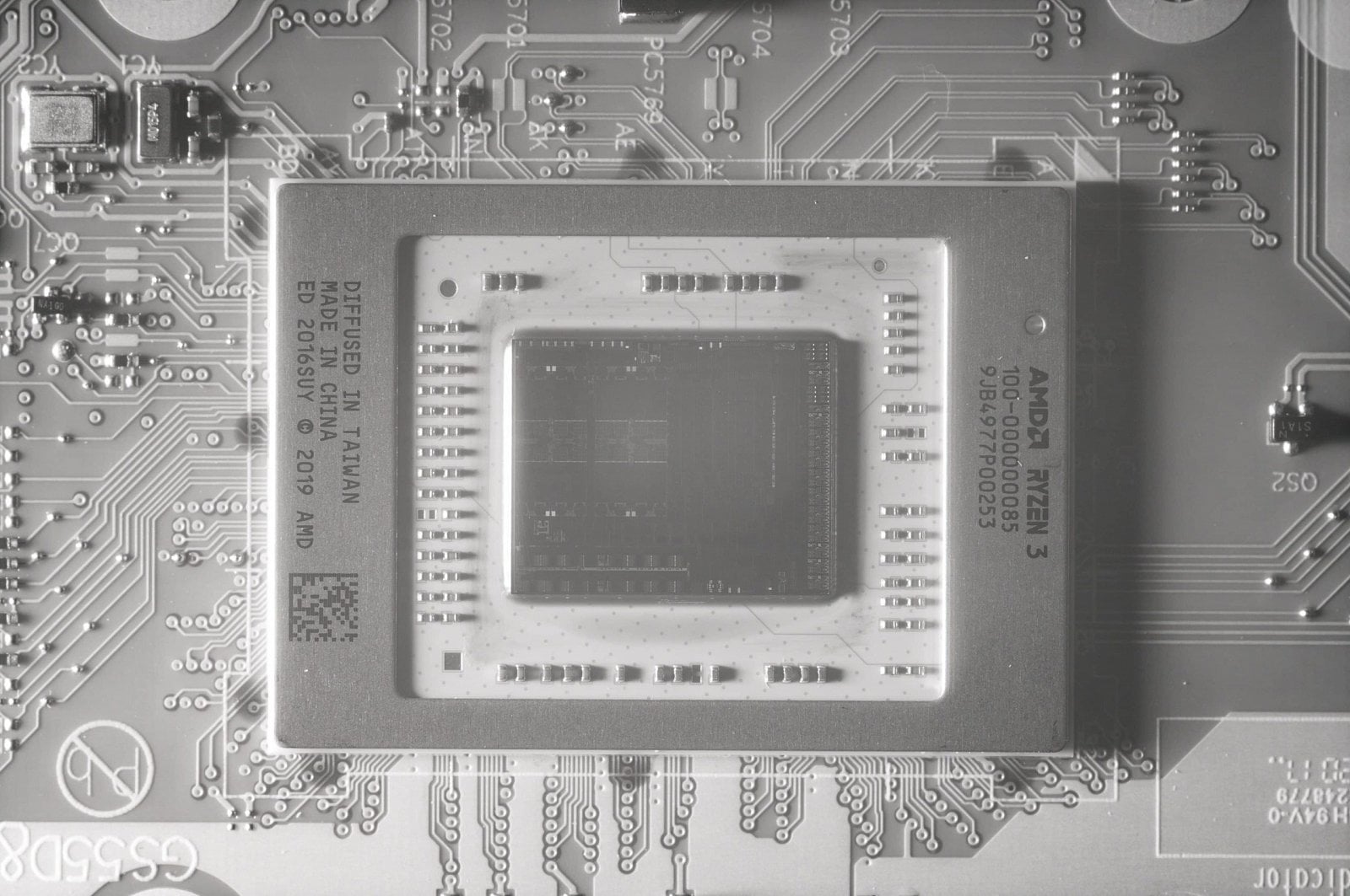 2020-06-AMD-Ryzen-4000-Renoir-snímek-čipu-Fritchen-Fritz-2-scale