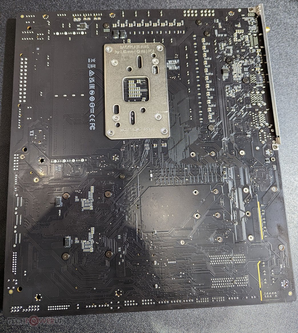 Gigabyte X670E Aero D - zadní strana