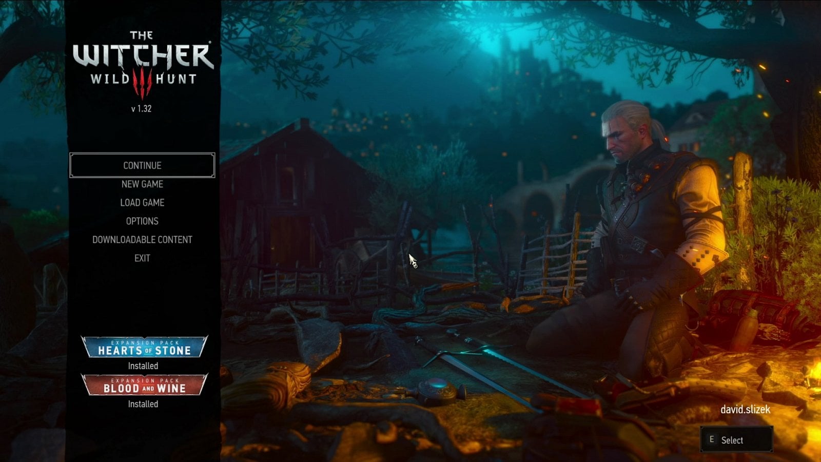 Orientační srovnání kvality obrazu: vždy screenshot ze hry Witcher 3 streamované přes GeForce NOW a pak stejný okamžik ve stekjém nastavení z desktopové verze hry. Úvodní obrazovka (GFN):