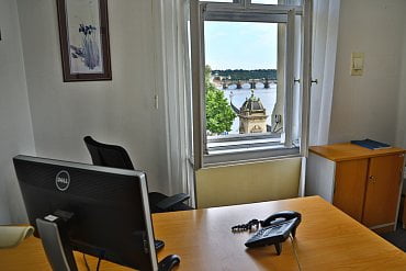 Kancelář oddělení AML & Compliance s výhledem na Karlův most.