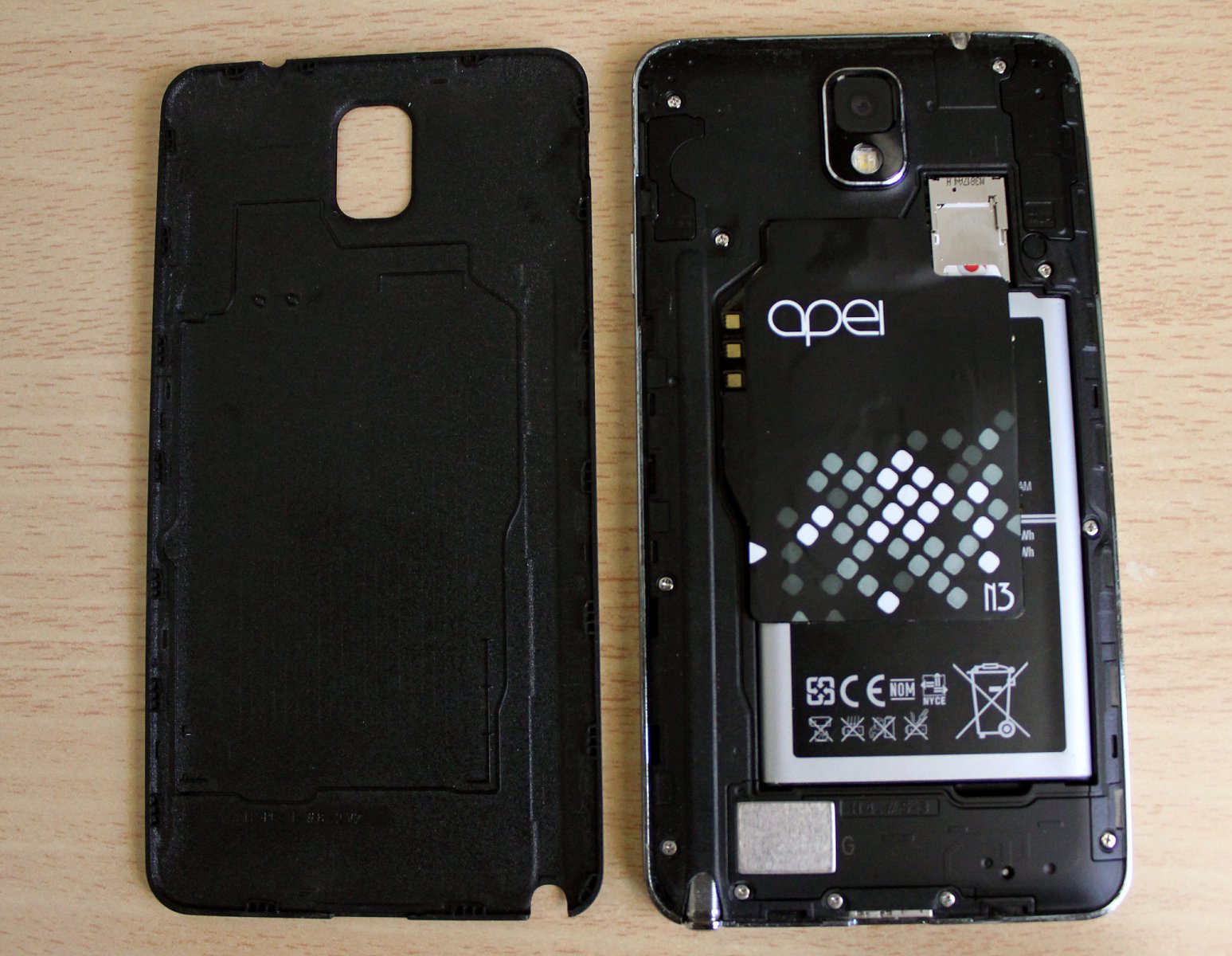 Nasazeno. Pokud u Note 3 používáte S-View Flip Cover, nejde jej s adaptérem zkombinovat. Řešením je speciální Wireless Charging S-View Flip Cover, který už bezdrátové nabíjení umí.