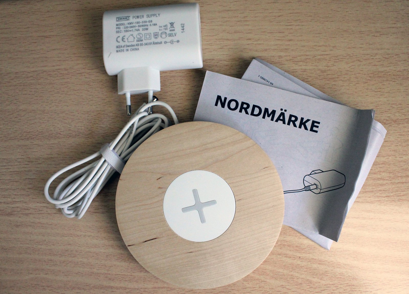 Nábytek s bezdrátovým nabíjením Qi z IKEA