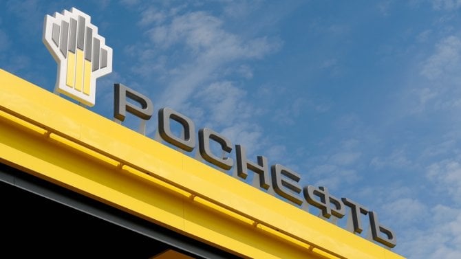 Indie utahuje kohoutky ruské ropy, Kreml mezitím přitvrzuje v hledání nových příjmů, aby udržel ekonomiku nad vodou