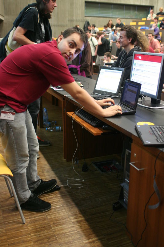 Uživatel Vim pedálu těsně před demonstrační přednáškou.