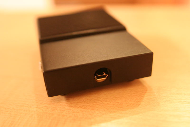 K napájení i komunikaci stačí kabel zakončený mikro USB konektorem.