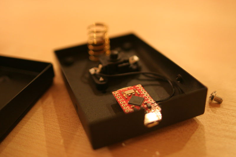 Do destičky stačí nahrát jednu knihovnu a zařízení se začne chovat jako klávesnice.