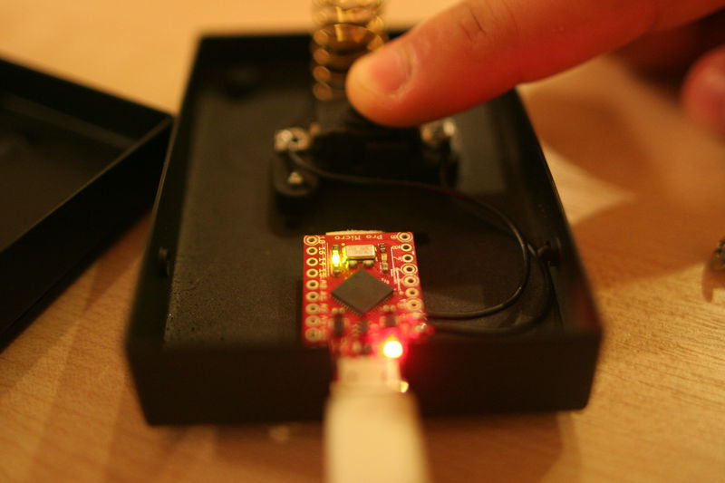 Pružinu lze měnit a tím volit sílu nutnou k sešlápnutí. 