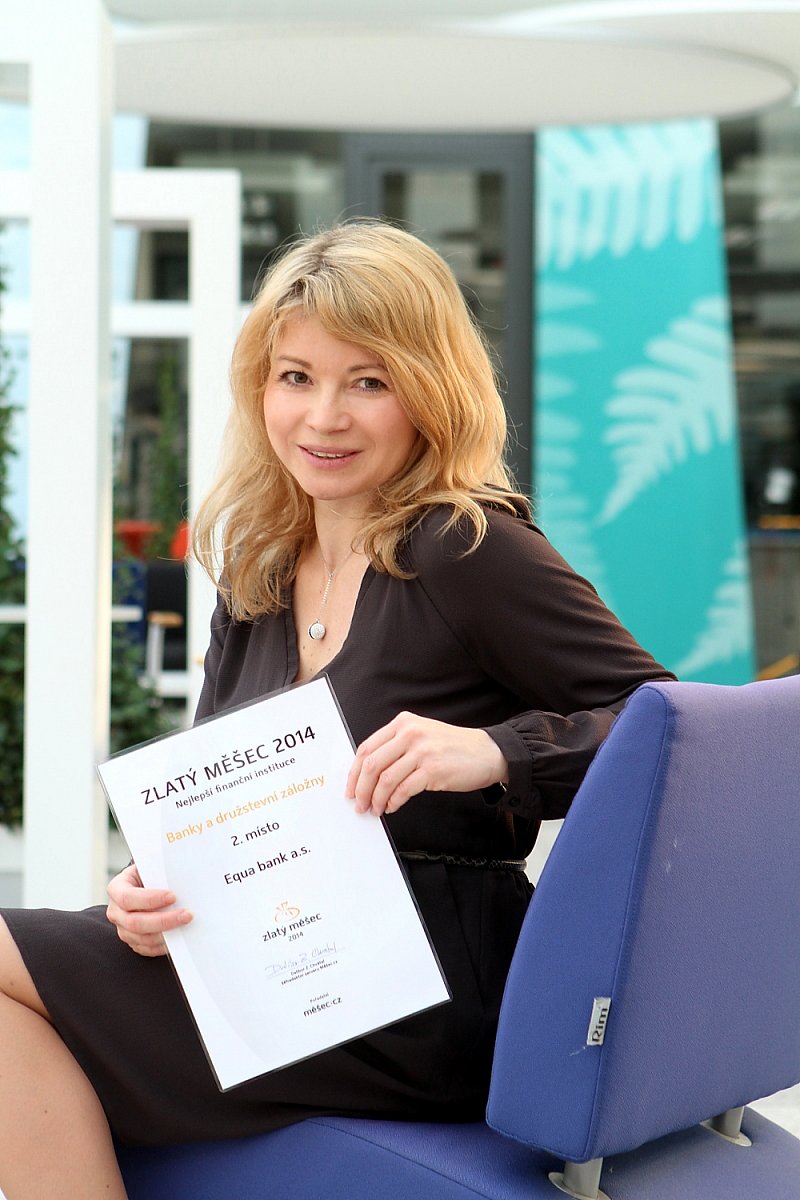 Monika Kristková, členka představenstva a finanční ředitelka Equa bank (vlevo), přebírá ocenění za 2. místo v kategorii Banky