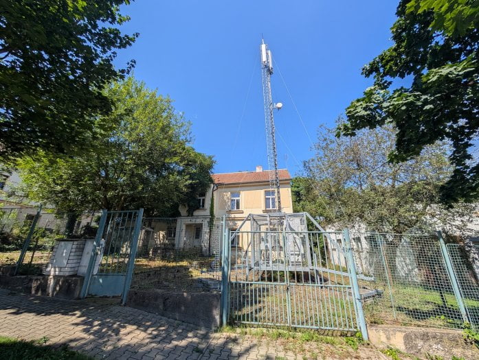 Dočasný mobilní 5G vysílač T-Mobilu v obci Lázně Toušeň