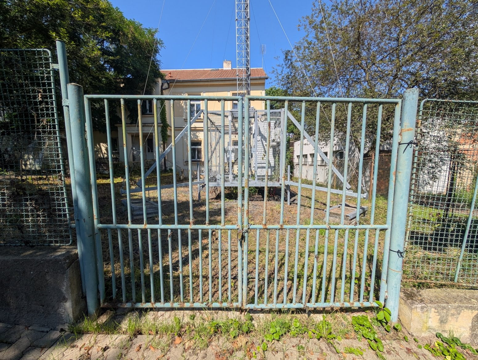 Dočasný mobilní 5G vysílač T-Mobilu v obci Lázně Toušeň