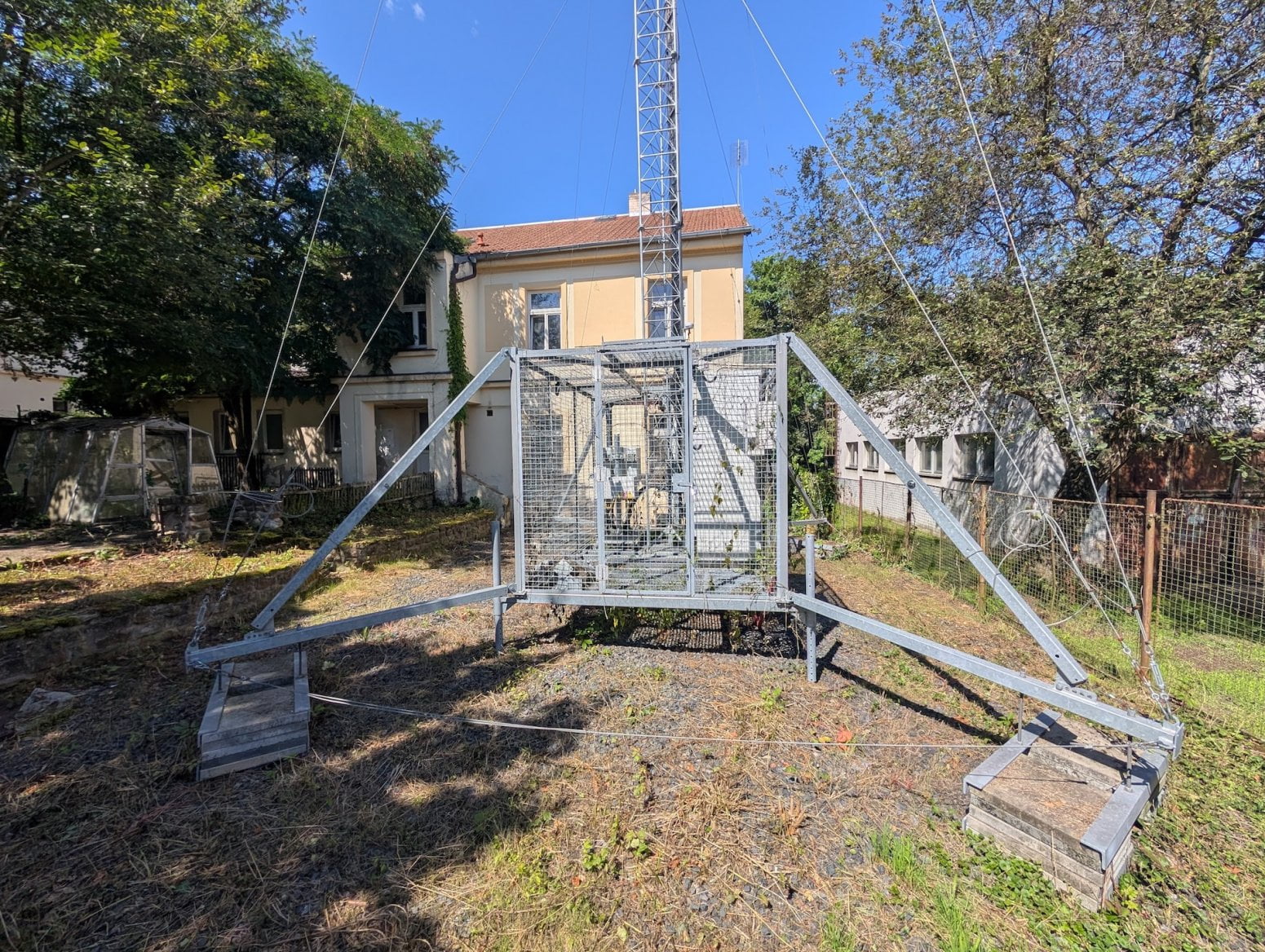 Dočasný mobilní 5G vysílač T-Mobilu v obci Lázně Toušeň