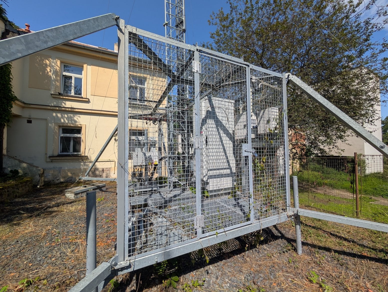 Dočasný mobilní 5G vysílač T-Mobilu v obci Lázně Toušeň