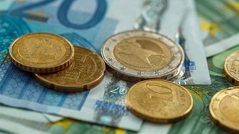 Náhledový obrázek - Euro spadlo na čtrnáctileté minimum. Kvůli Fedu