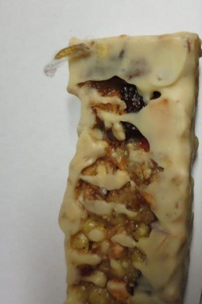 Müsli tyčinky v jogurtu a tyčka brusinka. Kategorie: Nebezpečné potraviny. Nevyhovující parametr: škůdci. Jednotlivá balení výrobku byla uložena v krabicích, v nichž se vyskytovali živí škůdci (larvy) a na povrchu balení pavučinky. Výskyt škůdců (mrtvých i živých jedinců zavíječe moučného) byl i na provozovně. Z tohoto důvodu nejsou uvedeny informace o výrobci. Místo kontroly: Palla, s.r.o., Brno