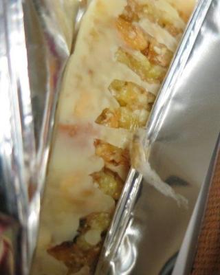 Müsli tyčinky v jogurtu a tyčka brusinka. Kategorie: Nebezpečné potraviny. Nevyhovující parametr: škůdci. Jednotlivá balení výrobku byla uložena v krabicích, v nichž se vyskytovali živí škůdci (larvy) a na povrchu balení pavučinky. Výskyt škůdců (mrtvých i živých jedinců zavíječe moučného) byl i na provozovně. Z tohoto důvodu nejsou uvedeny informace o výrobci. Místo kontroly: Palla, s.r.o., Brno