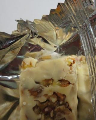 Müsli tyčinky v jogurtu a tyčka brusinka. Kategorie: Nebezpečné potraviny. Nevyhovující parametr: škůdci. Jednotlivá balení výrobku byla uložena v krabicích, v nichž se vyskytovali živí škůdci (larvy) a na povrchu balení pavučinky. Výskyt škůdců (mrtvých i živých jedinců zavíječe moučného) byl i na provozovně. Z tohoto důvodu nejsou uvedeny informace o výrobci. Místo kontroly: Palla, s.r.o., Brno