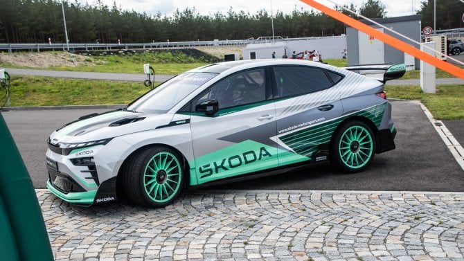 Nejostřejší RS od Škody dá stovku hluboko pod pět sekund, ale přes 180 km/h z něj řidič nedostane. Je to elektromobil