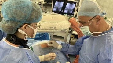 Úporné bolesti ho zbavila unikátní operace, elektrody v páteři ji přeměnily v mírné brnění