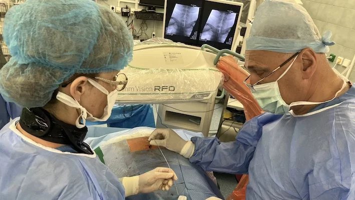 Operaci provedl tým doktorky Mátlové (vlevo) a docenta Hrbáče poprvé.