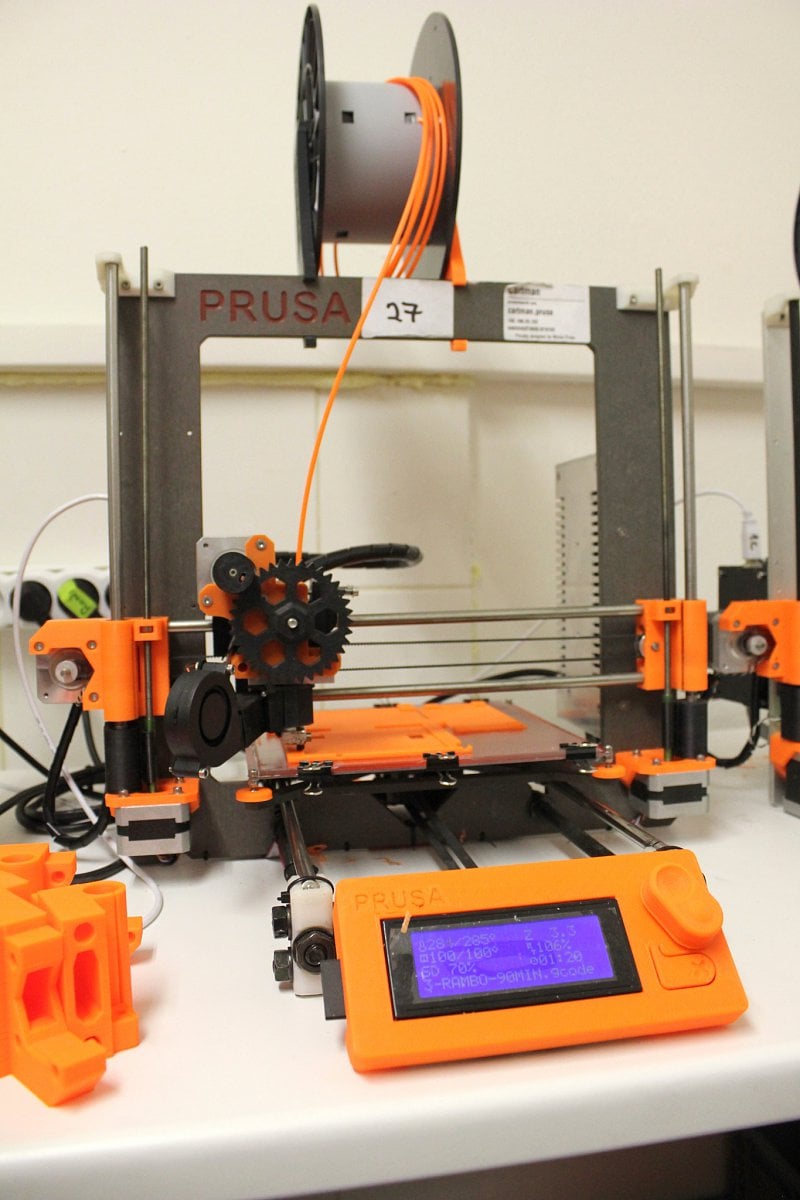 Tisknou plastové součástky na výrobu svých dalších replik.