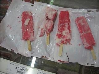 Prima Fit Line Jogurt malina, mražený jogurtový krém. Výrobky poškozené - rozměklé, deformované - s přítomností ledových krystalů. Výrobek byl skladován při teplotách vyšších, než výrobce doporučuje na obale výrobku a než je stanoveno příslušnou vyhláškou.