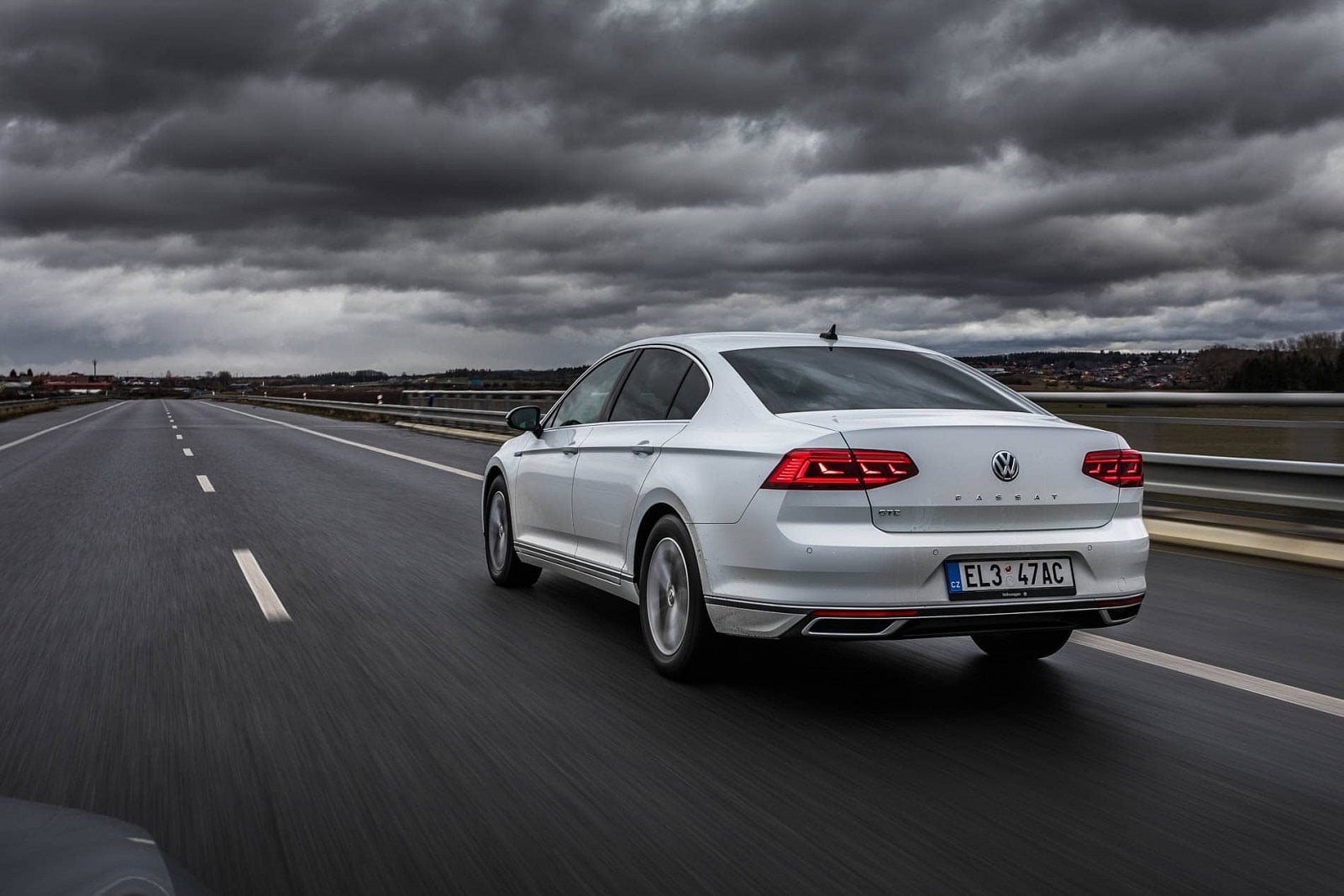 2020-05-skoda-superb-iv-vs-passat-gte-18.jpg