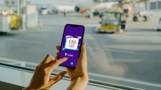 Ruka drží mobilní telefon, prst vybírá produkt doporučený v Twisto Picks.