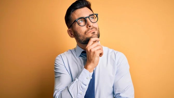 3.3.25 4*/muž, podnikatel, zaměstnavatel, zamyšlení