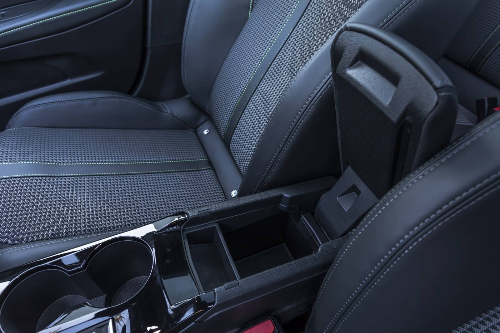 2020-01-Peugeot208062.jpg