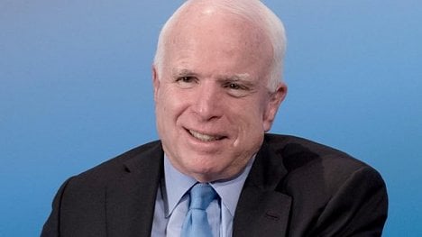 Náhledový obrázek - McCain varuje před Trumpem: Diktátoři začínají potlačováním médií