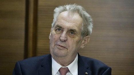 Náhledový obrázek - Zeman je pro pokračování současného tvrdšího stylu boje s virem. Volnější pravidla se ve světě neosvědčila