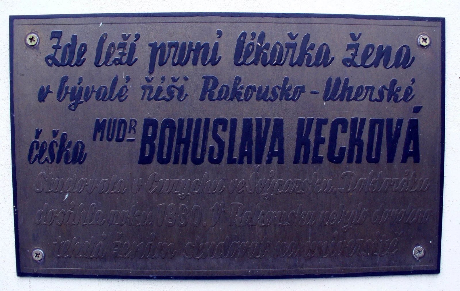 Cedule připomíná, že v Rakousku-Uhersku ženy na univerzitách studovat nesměly.
