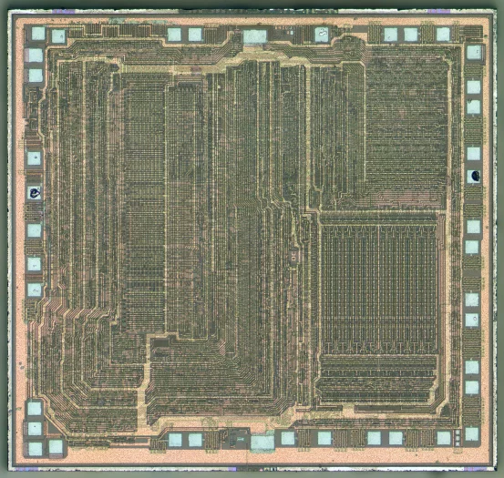 Snímek čipu Zilog Z80 z roku 1990 na NMOS procesu. Rozměr čipu je 3,545 × 3,35 mm