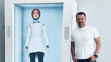 Wie kann ich Ihnen helfen? Česká AI recepční BE-A od Flae Robotics míří na německý a rakouský trh