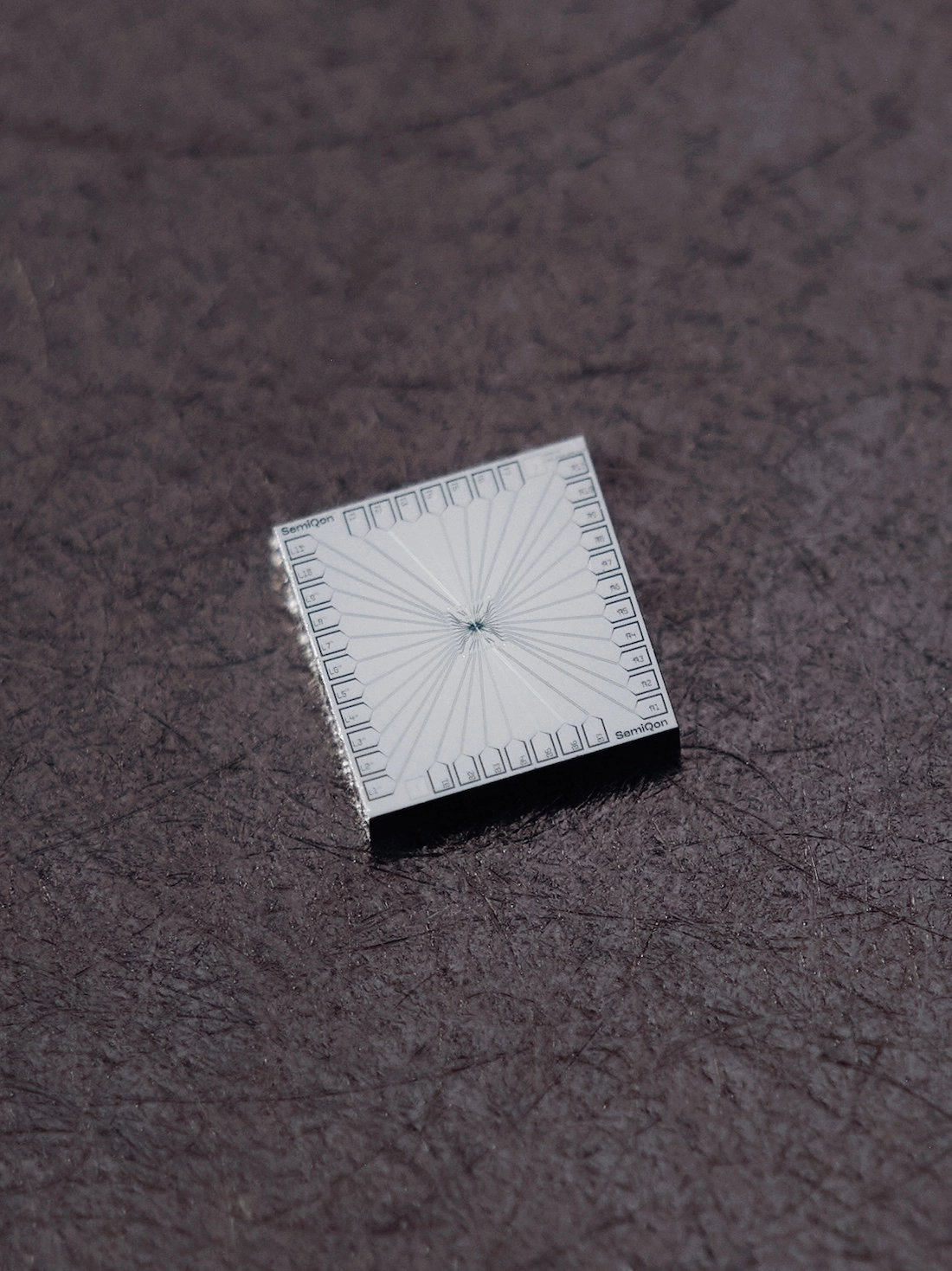 Čtyřqubitový křemíkový (kvantové tečky) kvantový procesor