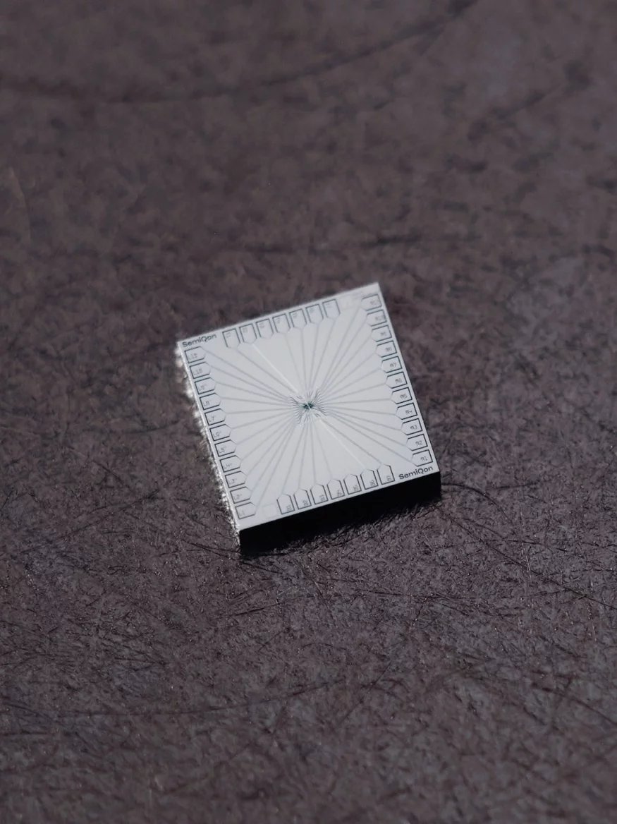 Čtyřqubitový křemíkový (kvantové tečky) kvantový procesor