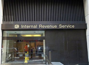 Jedny z největších škod způsobuje zneužití zcizených identit federálnímu finančnímu úřadu IRS (zde jeho pobočka v NYC).